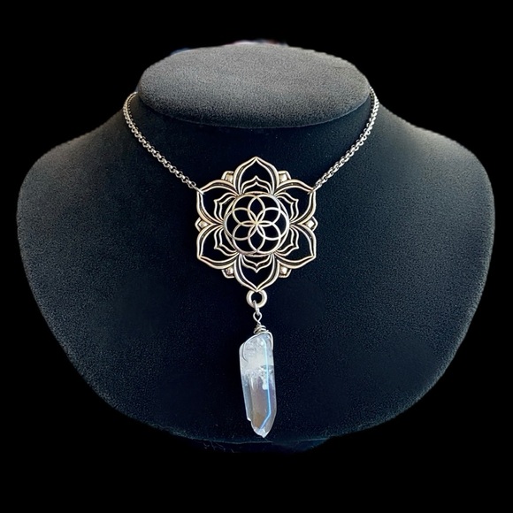 Mandala geometric flower charm & aura crystal - Picture 10 of 12